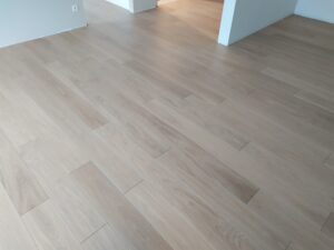 Podłoga drewniana dąb natur olejowana ultramat surowe drewno. Realizacja podłoga drewniana Poznań