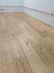 Podłoga drewniana dąb rustik olejowana kolor natralne drewno. Realizacja podłoga drewniana Poznań