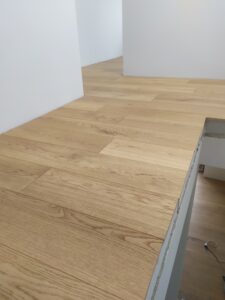 Podłoga drewniana dąb natur olejowana kolor natralne drewno. Realizacja podłoga drewniana Poznań