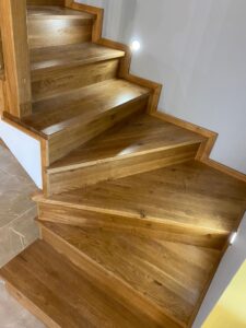 Dębowe schody z noskiem. Wykończenie olejowosk w kolorze naturalnego drewna. Klasa rustik