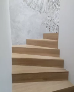 Schody dywanowe dębowe wkuwane w ścianę. Wykończenie olejowosk w kolorze surowego drewna. Realizacja schody dębowe Poznań