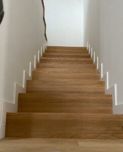 Dębowe schody dywanowe. Wykończenie olejowosk w kolorze naturalnego drewna. Realizacja schody Poznań